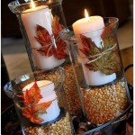 Folhas secas e grãos pata luminárias charmosas com velas.